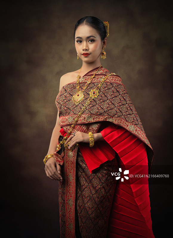 穿着泰国传统服装的女性图片素材