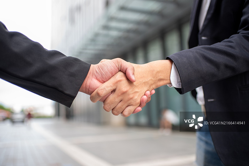 达成商业合作的亚洲商人图片素材