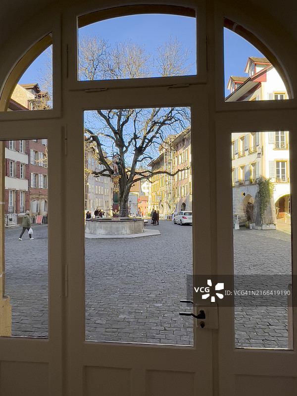 从瑞士比尔老城的天使喷泉雕塑的门看到的景色图片素材