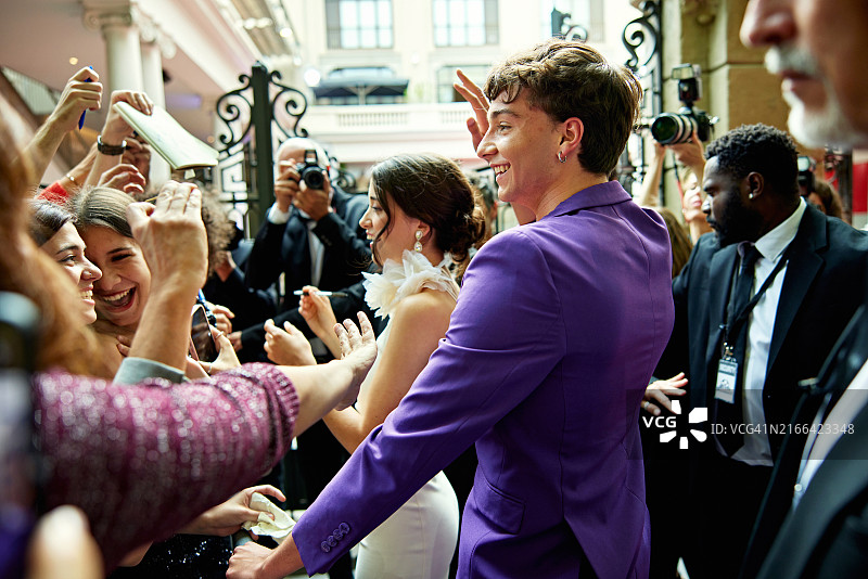 年轻名人夫妇参加娱乐活动图片素材