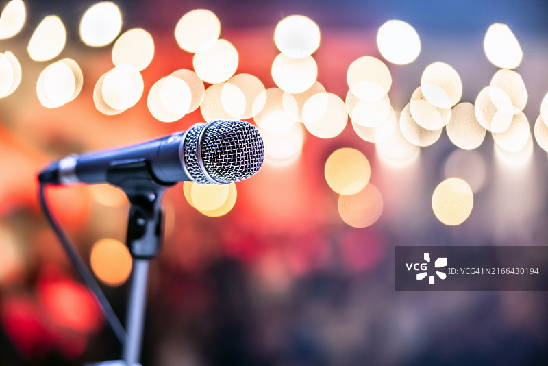 舞台上的公开表演，礼堂背景下的麦克风图片素材