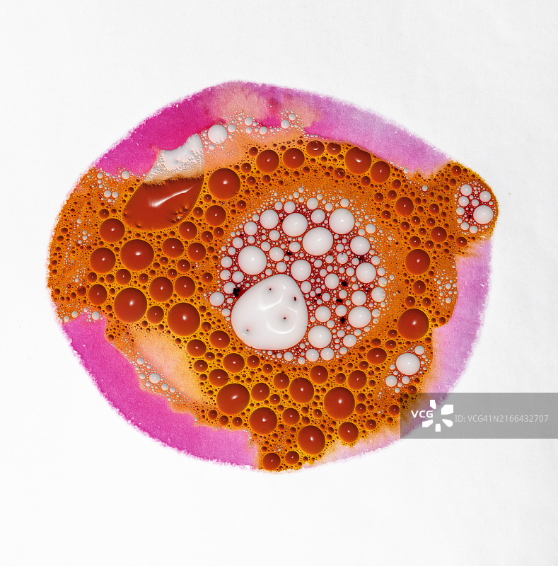 白色画布上带有凸起气泡的不同颜料滴图片素材