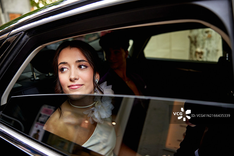 年轻名人夫妇抵达媒体活动现场图片素材