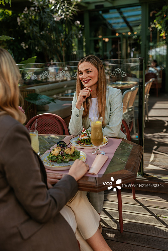 在户外咖啡馆用餐的女人图片素材