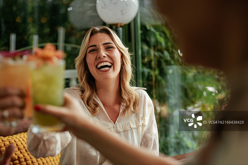 与朋友举杯的金发美女图片素材