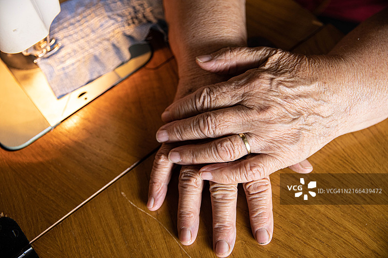 戴着结婚戒指的两只老人的手图片素材