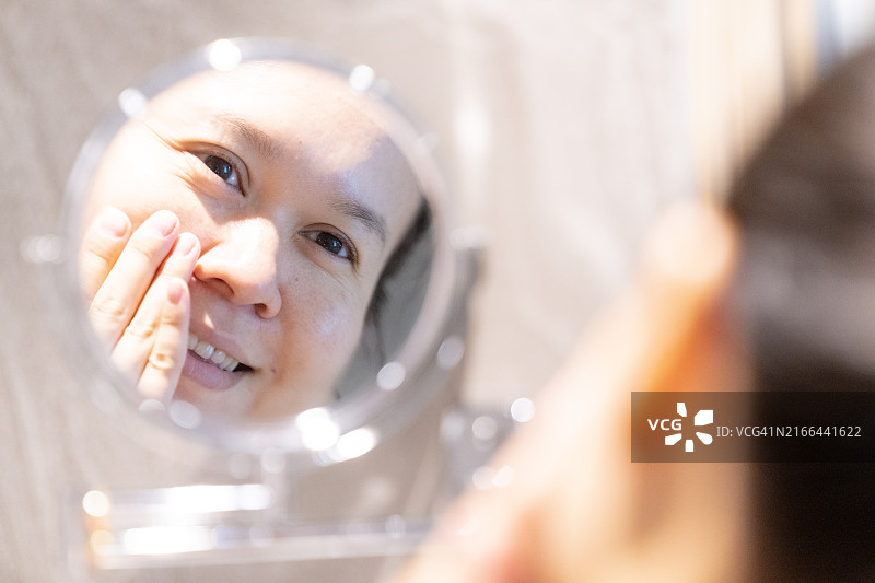 年轻女人在浴室洗脸图片素材