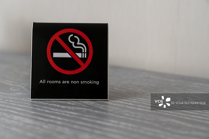 酒店客房内的禁止吸烟标志图片素材