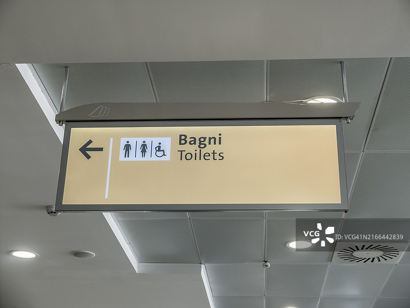 机场的厕所标志牌图片素材