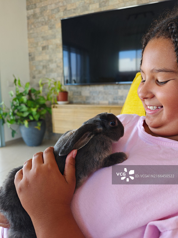 与毛茸茸朋友的温馨情谊图片素材