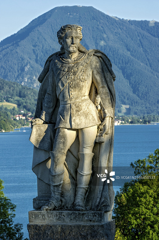 国王路德维希二世在泰根湖的雕像纪念碑，位于德国巴伐利亚阿尔卑斯山脉沃尔伯格后面图片素材