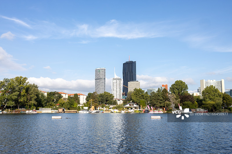维也纳多瑙河与摩天大楼图片素材