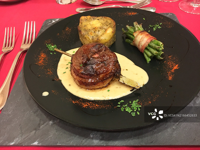 嫩煎牛排配青豆和烤土豆图片素材