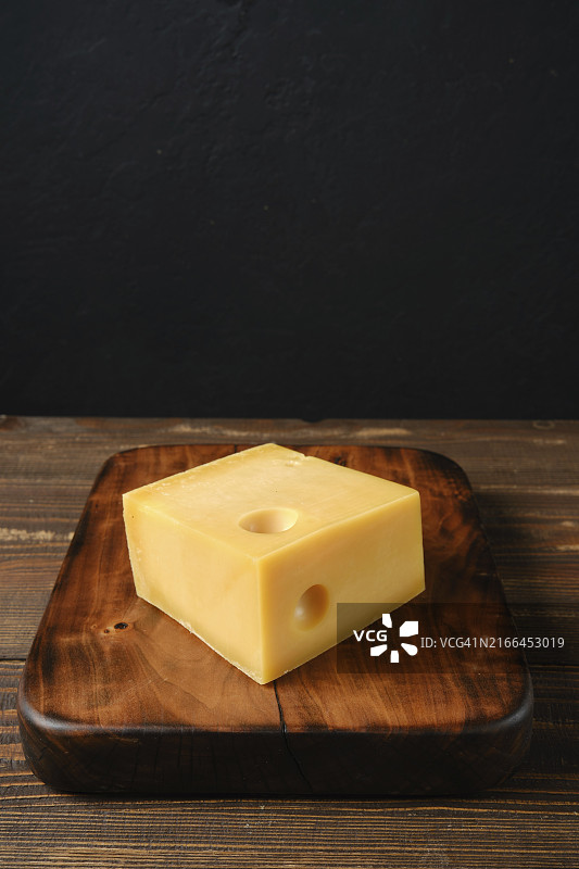 带孔的瑞士奶酪块图片素材