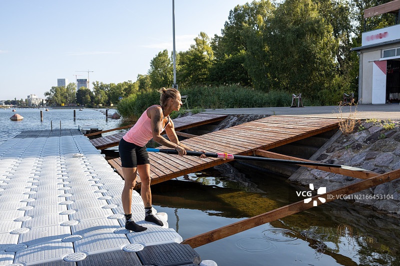 清晨锻炼后划桨的运动型女人图片素材