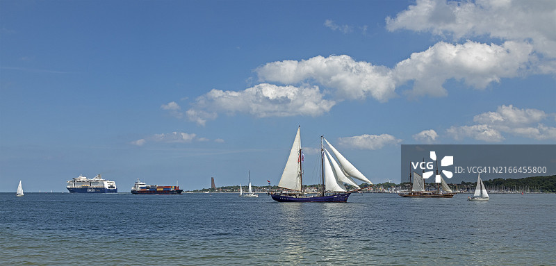 游轮、帆船、集装箱船、帆船、海军纪念馆，位于德国石勒苏益格-荷尔斯泰因州基尔峡湾图片素材