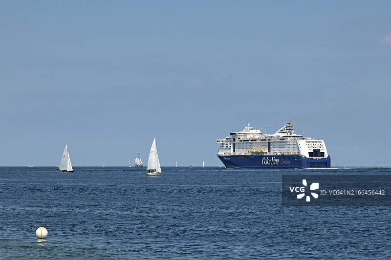 彩色基尔峡湾的Color Fantasy号游轮图片素材