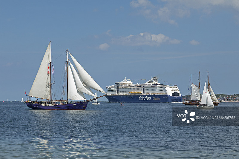 德国石勒苏益格-荷尔斯泰因州基尔峡湾的帆船图片素材