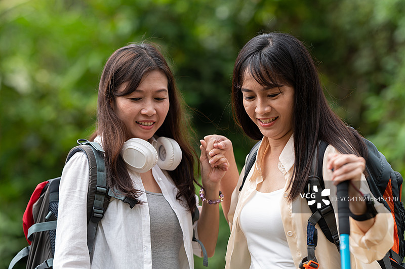 慢生活：特写镜头，户外徒步帮助过河岩石的图片图片素材