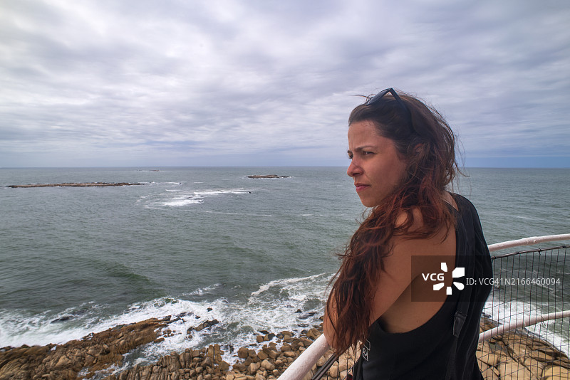 沉思大海图片素材