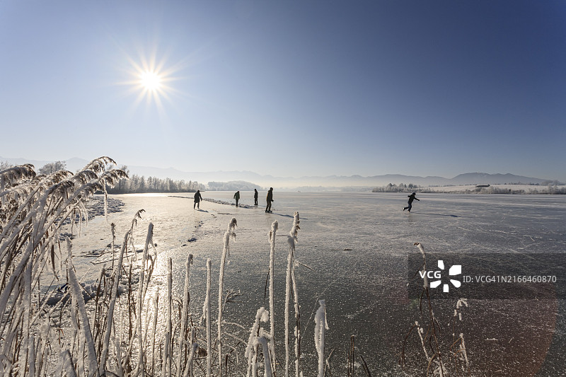 德国上巴伐利亚里格湖冰面上滑冰的人们图片素材