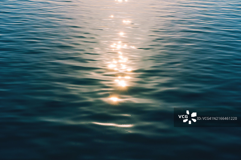 蓝色水面的纹理表面与倒影，是您设计的完美背景图片素材