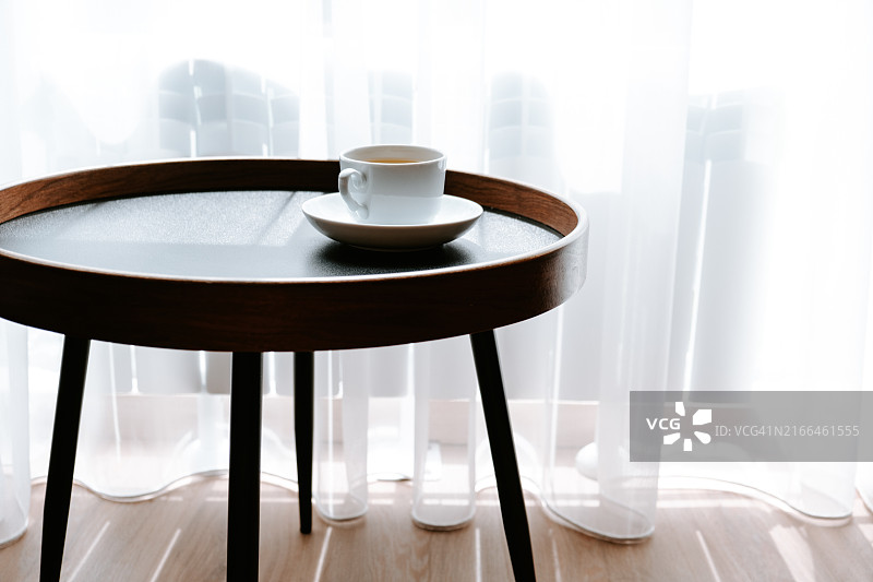 一杯茶。清爽的甘菊饮料，特写图片素材