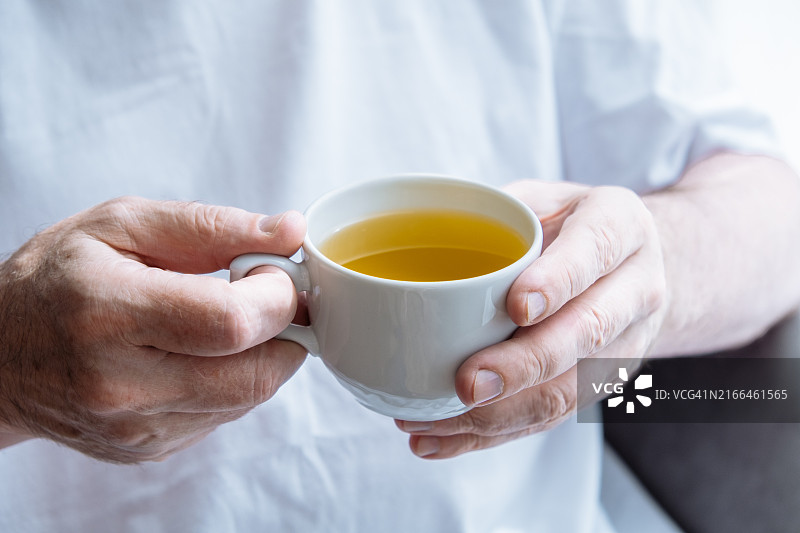 一杯茶。清爽的甘菊饮料，特写图片素材