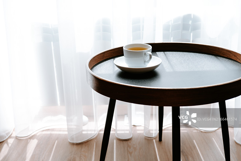 一杯茶。清爽的甘菊饮料，特写图片素材