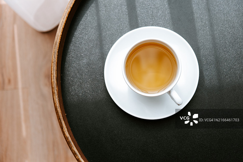 一杯茶。清爽的甘菊饮料，特写图片素材