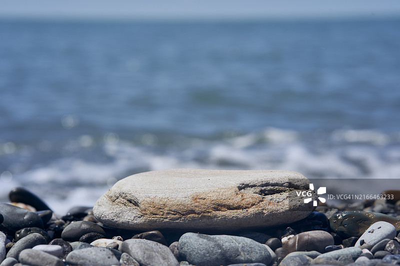 卵石滩上的产品展示台样机图片素材