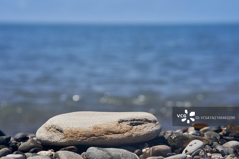 卵石滩上的产品展示台样机图片素材