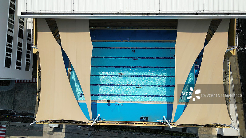 带遮阳帆的室外游泳池鸟瞰图图片素材