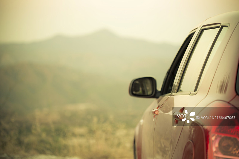 夏日汽车之旅：度假概念图片素材