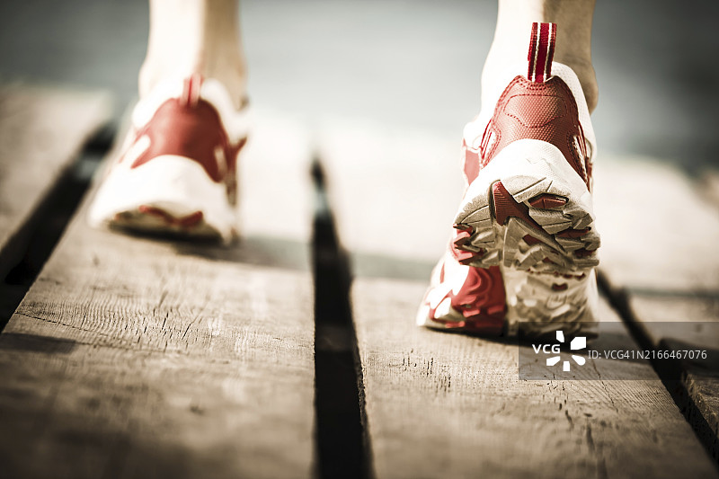 慢跑者的脚。健康生活方式概念图片素材