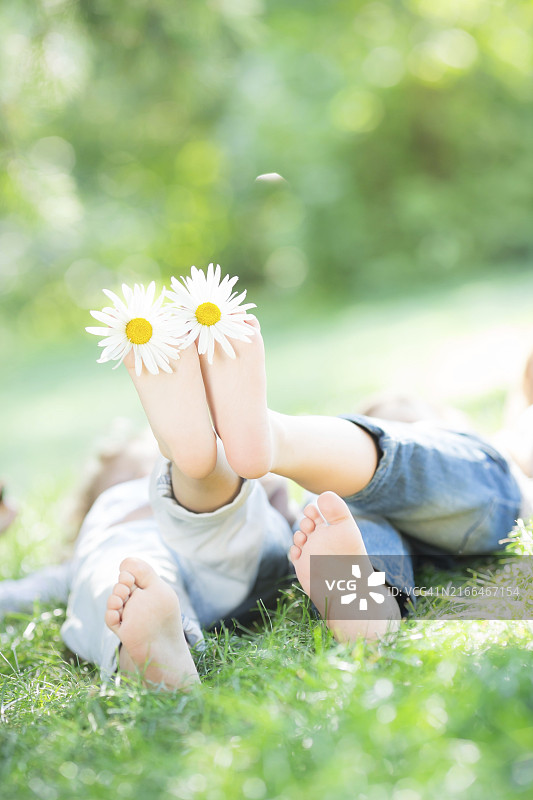 一群快乐的孩子在春季公园户外玩耍图片素材