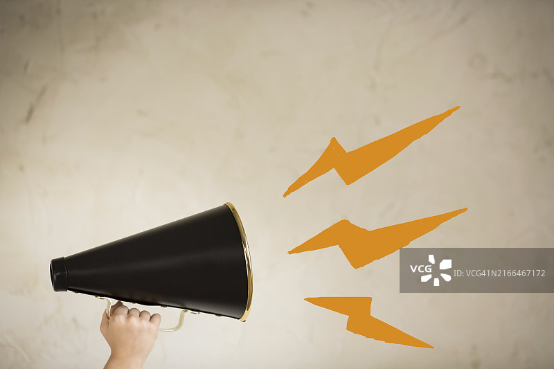 手中的复古扩音器图片素材