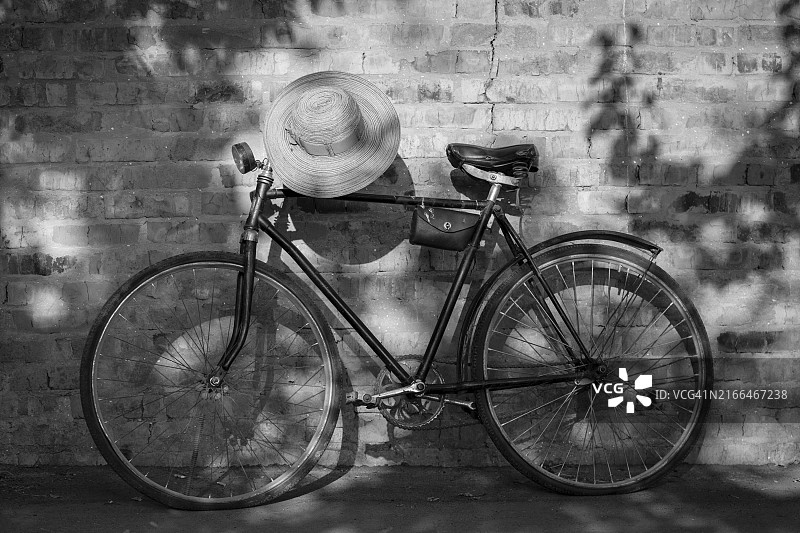 砖墙边的复古自行车图片素材