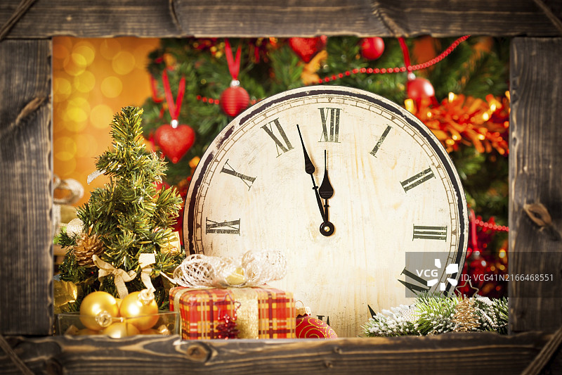 复古时钟和圣诞装饰品图片素材