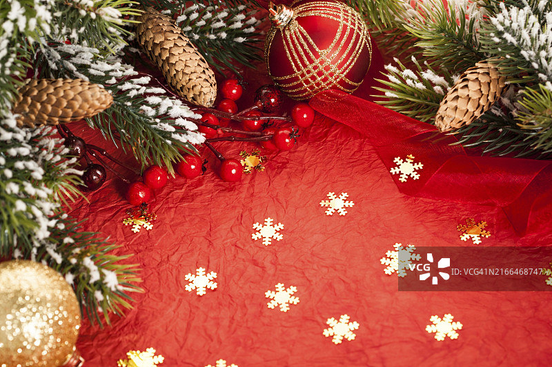 红色纸上的圣诞树装饰边框图片素材