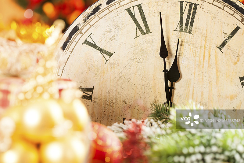 圣诞灯光下的老式木钟新年概念图片素材