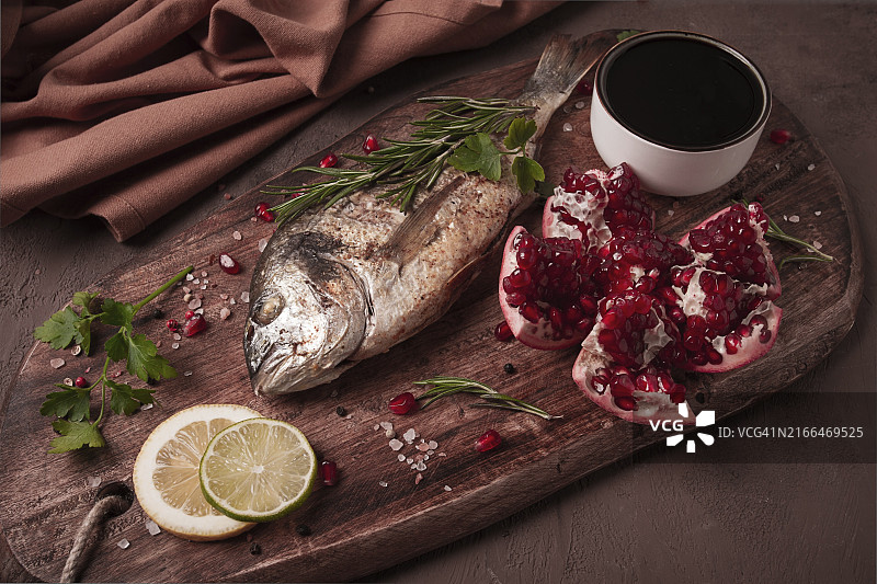香料草药炸多 Dorado 鱼，木板上，石榴酱，特写，无人图片素材