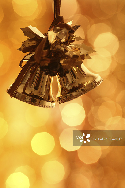 金色背景上的圣诞铃铛图片素材