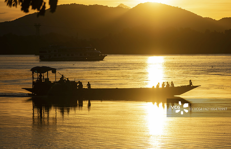 阿萨姆邦古瓦哈提，布拉马普特拉河日落时分的船只图片素材