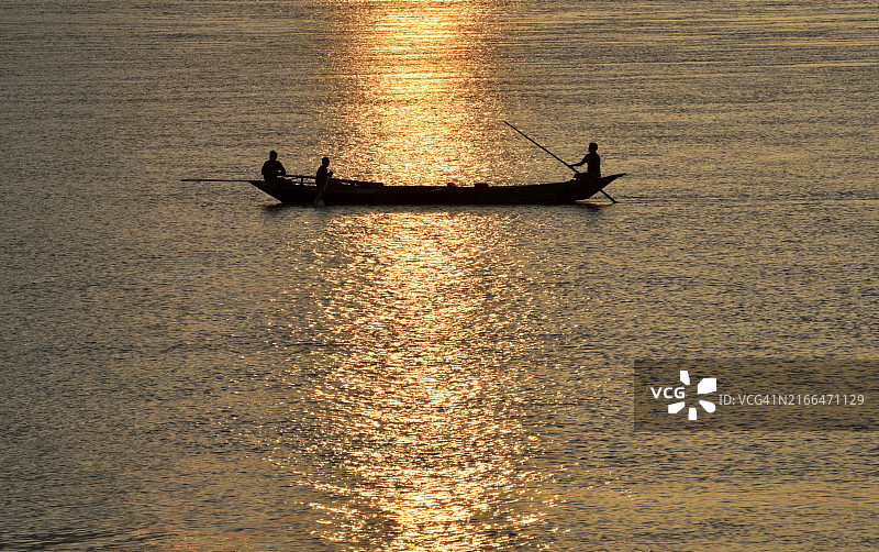 渔夫在布拉马普特拉河上划船，在印度阿萨姆邦古瓦哈提的集市上出售渔获图片素材