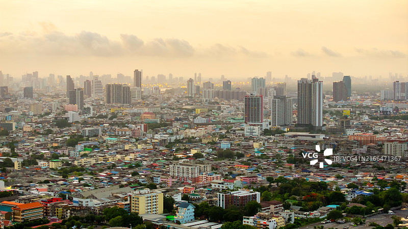 泰国曼谷城市与湄南河日出景观的无人机航拍图片素材