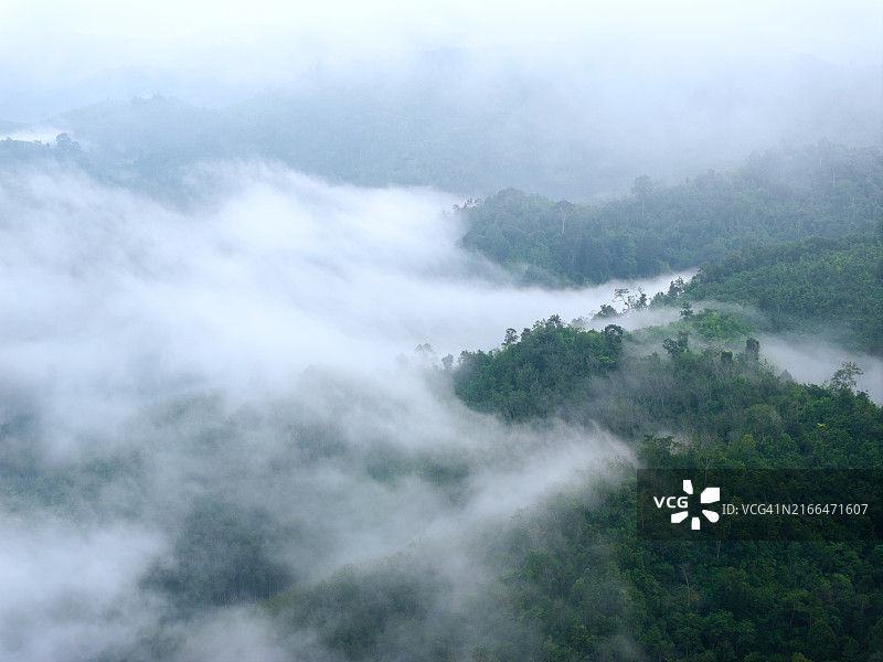 邦朗大坝阻挡北大年河的雾气航拍日出场景，位于也拉府邦囊沙打县，距离市区58公里，大坝是黏土心墙堆石坝图片素材