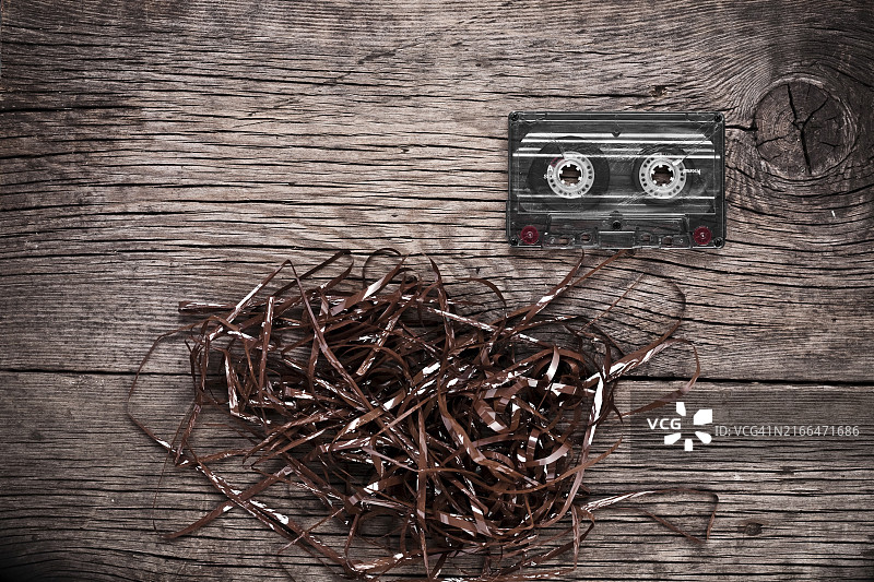 木质纹理上的复古卡带背景图片素材