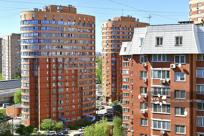 俄罗斯希姆基城市景观：住宅楼、汽车和道路图片素材