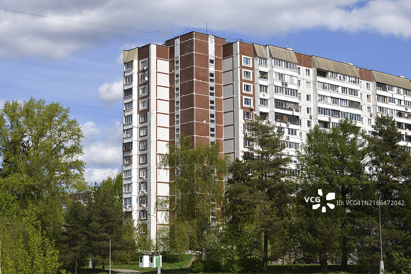 俄罗斯莫斯科泽лено格勒绿树环绕的城市住宅楼图片素材